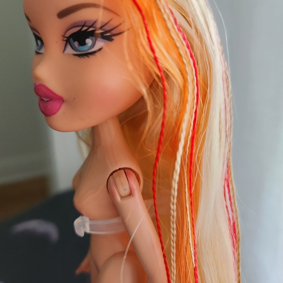 Tokyo a Go Go Cloe Bratz Doll - Picture 4 of 10